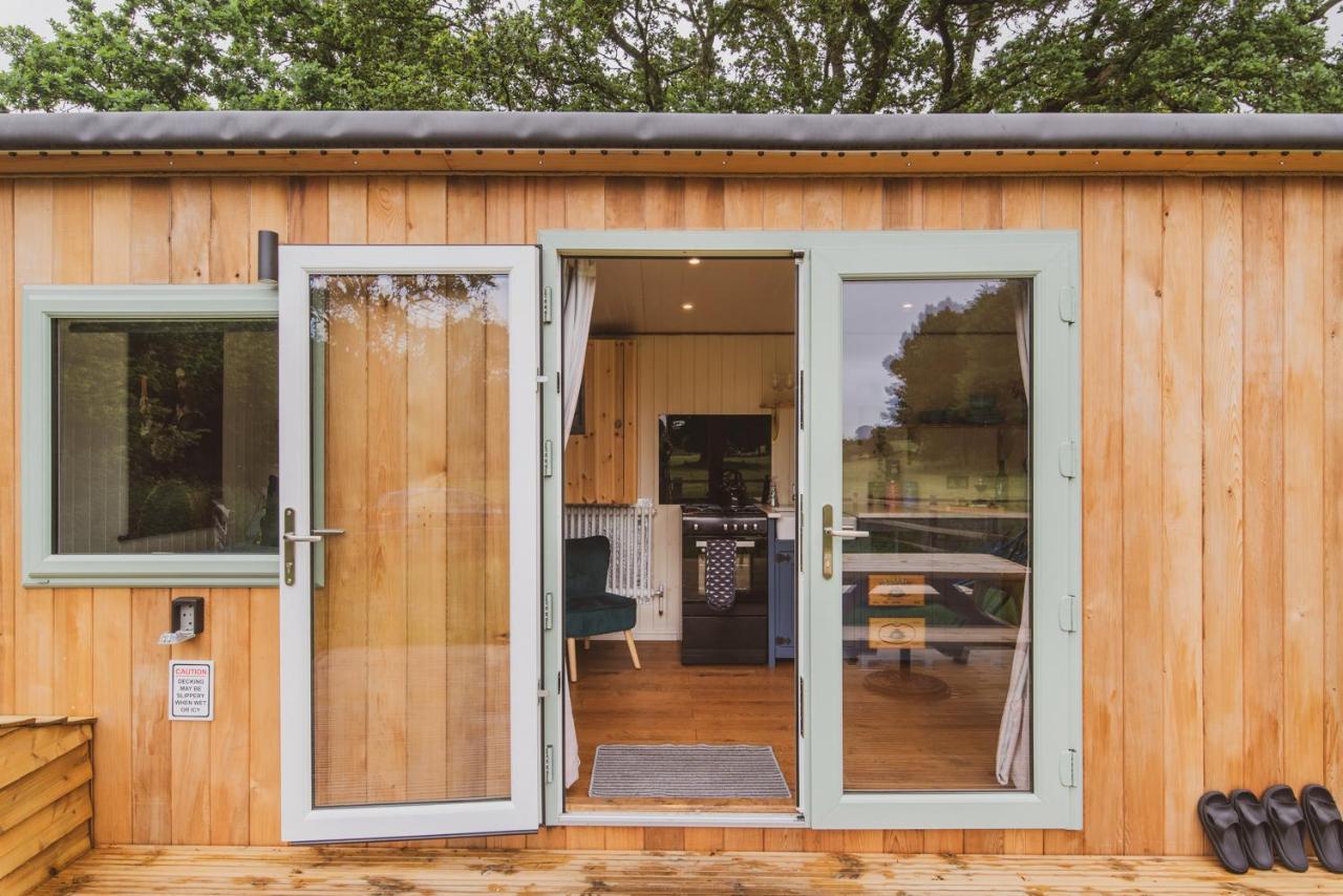 Hidden Wood Glamping And The Hideaway Cabin ワーミンスター エクステリア 写真