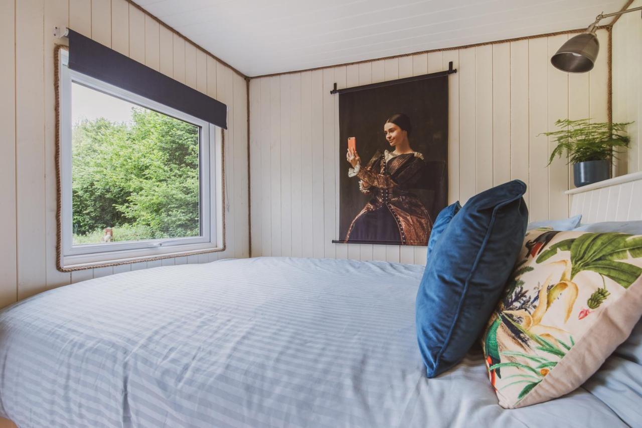 Hidden Wood Glamping And The Hideaway Cabin ワーミンスター エクステリア 写真