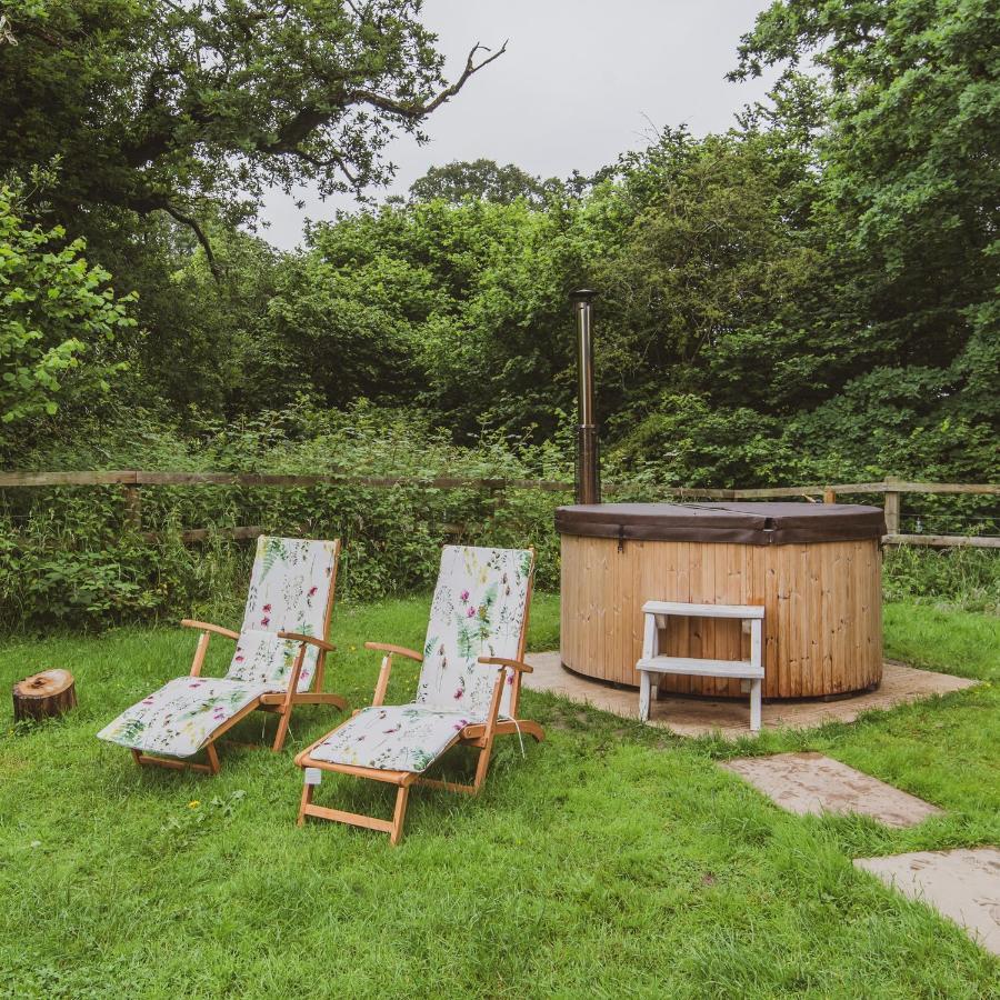 Hidden Wood Glamping And The Hideaway Cabin ワーミンスター エクステリア 写真