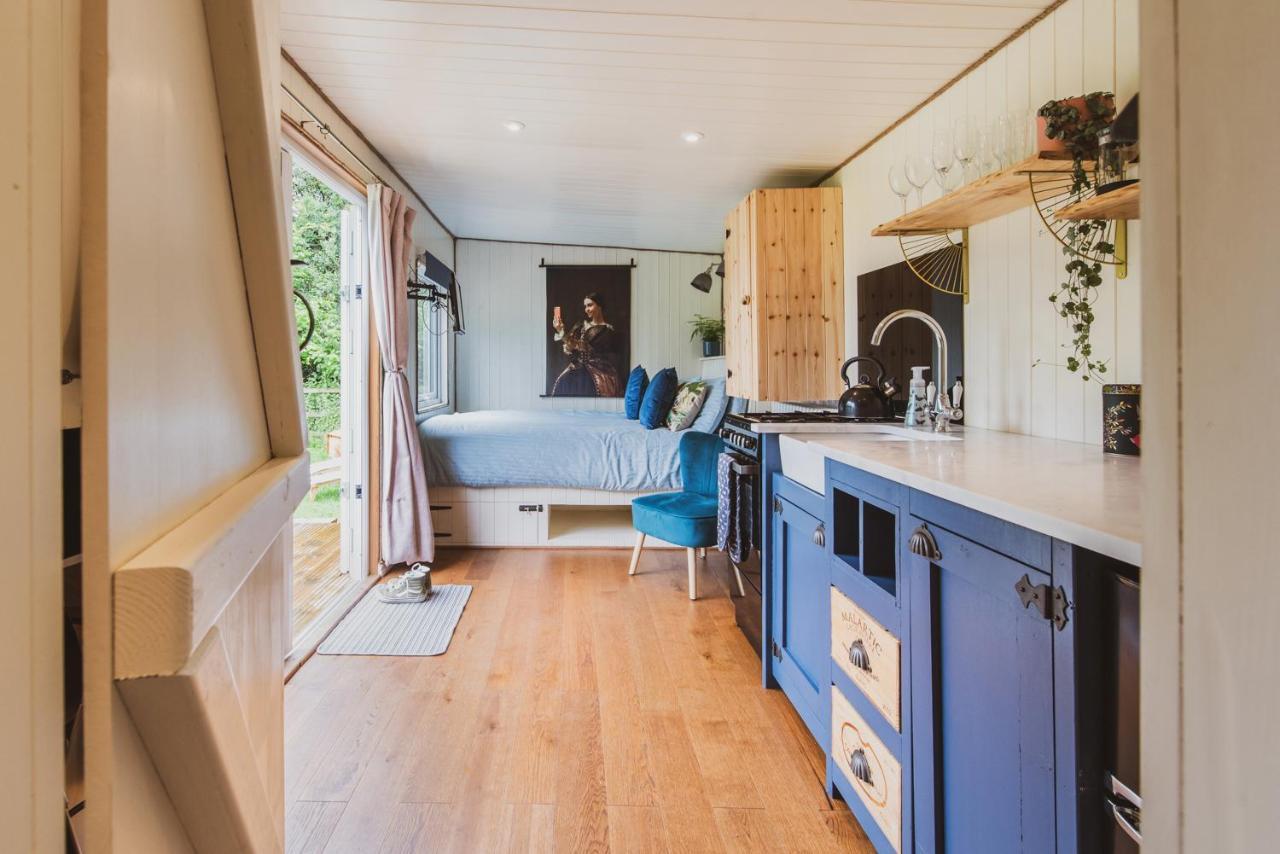 Hidden Wood Glamping And The Hideaway Cabin ワーミンスター エクステリア 写真