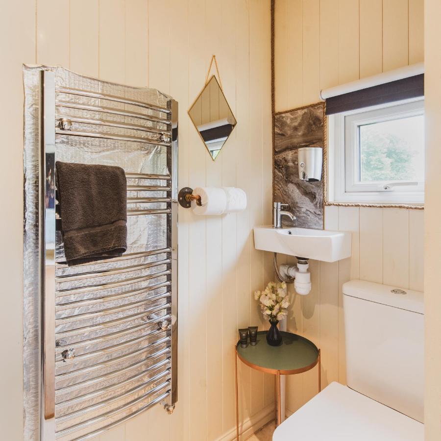 Hidden Wood Glamping And The Hideaway Cabin ワーミンスター エクステリア 写真