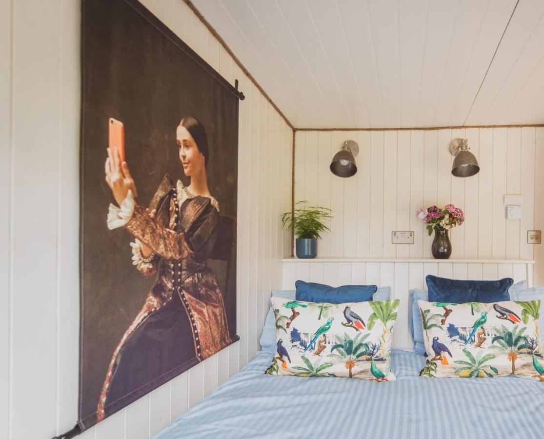 Hidden Wood Glamping And The Hideaway Cabin ワーミンスター エクステリア 写真